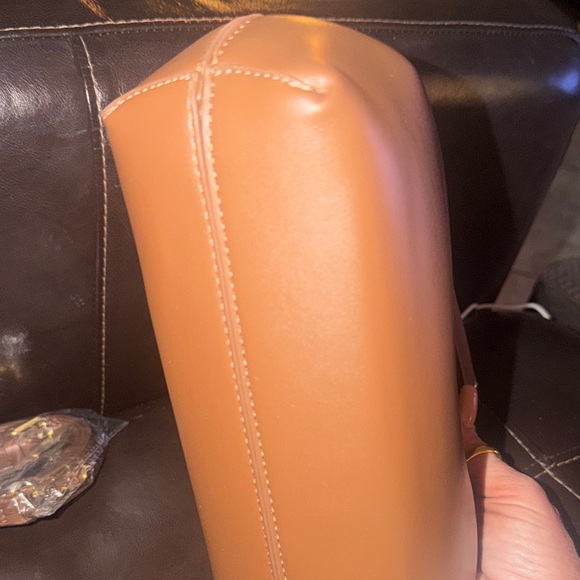 Elegant Brown Leather Clutch with Gold Trim - Picture 3 of 6